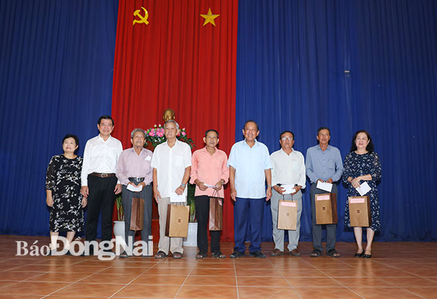Đồng chí Trương Hòa Bình và Bí thư Tỉnh ủy Nguyễn Hồng Lĩnh trao quà cho 6 gia đình có công với cách mạng