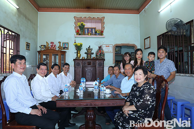 Đồng chí Trương Hòa Bình cùng đoàn đến thăm, chụp hình lưu niệm cùng gia đình ông Huỳnh Văn Trung