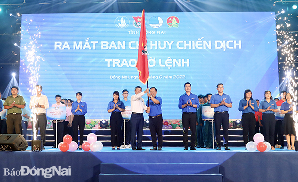 Phó bí thư thường trực Tỉnh ủy Hồ Thanh Sơn trao cờ lệnh cho Ban chỉ huy chiến dịch thanh niên tình nguyện hè (Ảnh: Huy Anh)