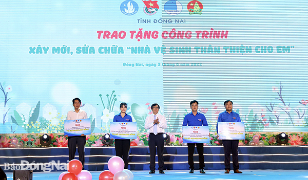 Phó chủ tịch UBND tỉnh Nguyễn Sơn Hùng trao nguồn lực cho các đơn vị (Ảnh: Huy Anh)