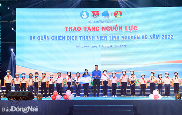 Phó bí thư thường trực Tỉnh đoàn tặng nón bảo hiểm cho các em thiếu nhi (Ảnh: Huy Anh)