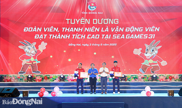 Phó bí thư Tỉnh đoàn Nguyễn Minh Kiên trao bằng khen cho các vận động viên (Ảnh: Huy Anh)