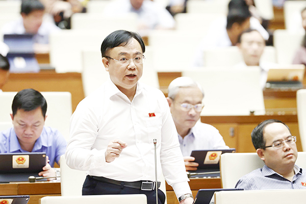 Đại biểu Nguyễn Công Long (Đoàn đại biểu Quốc hội tỉnh Đồng Nai) phát biểu tranh luận tại hội trường