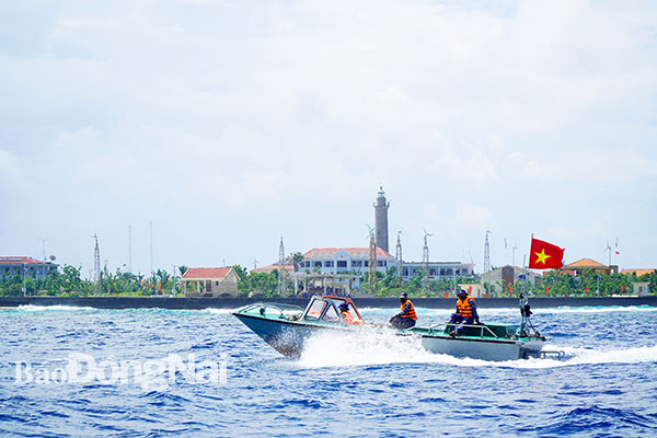 1. Đảo Song Tử Tây nhìn từ biển. Đây là xã đảo chịu thiệt hại nặng nề nhất trong “siêu bão” Rai cuối năm 2021. Hơn 5 tháng sau, phần lớn thiệt hại cơ sở vật chất, cây xanh trên đảo đã và đang được khôi phục