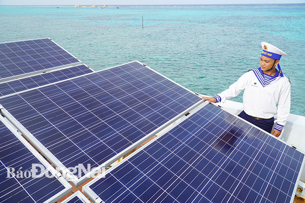 3. Hệ thống điện năng lượng mặt trời trên điểm đảo Đá Lớn C. Những năm gần đây, đời sống tinh thần của quân, dân ở Trường Sa được nâng cao với cáp truyền hình, sóng điện thoại... giúp kết nối với đất liền gần hơn