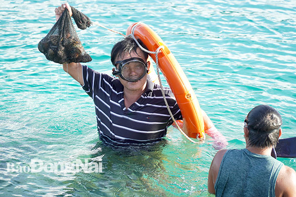 10. Ngư dân Tạ Ngọc Châu lặn bắt ốc mưu sinh trong âu tàu đảo Trường Sa Lớn