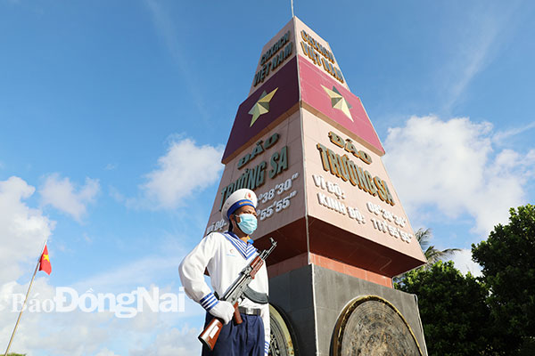 11. Người chiến sĩ vẫn ngày đêm cầm chắc tay súng bên cột mốc chủ quyền trên đảo Trường Sa Lớn