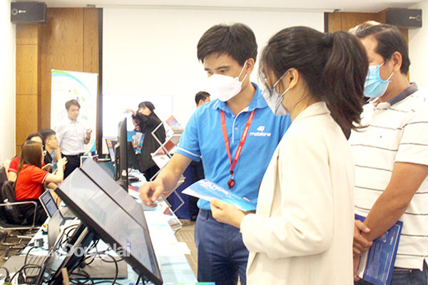 Các doanh nghiệp tham quan gian hàng giới thiệu công nghệ chuyển đổi số bên lề hội thảo Thúc đẩy chuyển đổi số doanh nghiệp tại Đồng Nai vào tháng 4-2022. Ảnh: Hải Quân