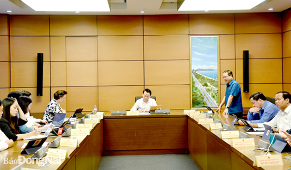 Phó bí thư Tỉnh ủy, Trưởng đoàn Đại biểu Quốc hội tỉnh Quản Minh Cường phát biểu tại buổi thảo luận ở tổ ngày 6-6. Ảnh: Hải Yến