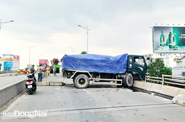 Hiện trường vụ tai nạn giao thông xảy ra trên cầu vượt Amata (TP.Biên Hòa) vào ngày 12-5, nguyên nhân một phần do lái xe không làm chủ tốc độ. Ảnh: V.Nguyên