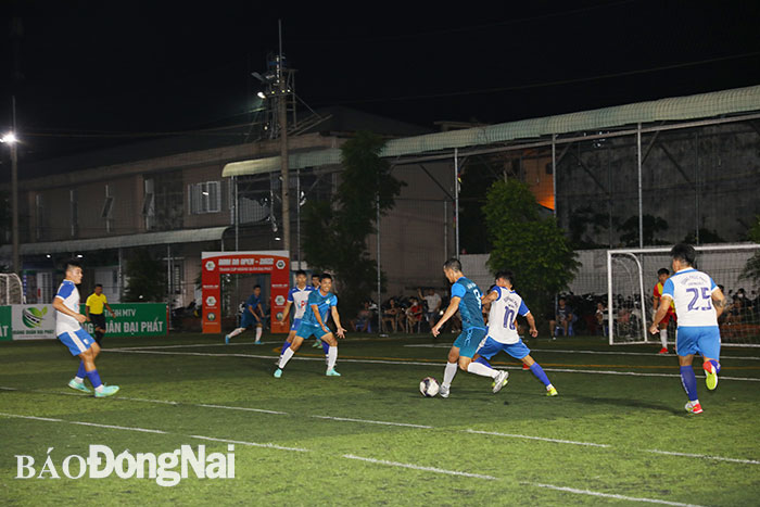 Trận chung kết giữa Văn Bình FC (áo xanh) và Quang Phúc Phát diễn ra sân bóng đá Bình Đa