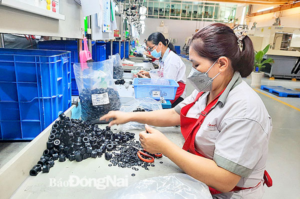 Đẩy mạnh hợp tác, giao thương giữa các doanh nghiệp nội với nhau là tiền đề để phát triển sản xuất, kinh doanh. Trong ảnh: Sản xuất sản phẩm ngành công nghiệp hỗ trợ tại một doanh nghiệp hội viên Hội Doanh nhân trẻ Đồng Nai. Ảnh: Văn Gia