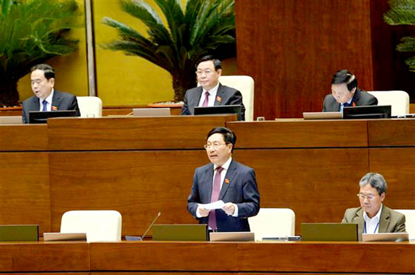 Phó thủ tướng thường trực Chính phủ Phạm Bình Minh trả lời chất vấn của đại biểu Quốc hội