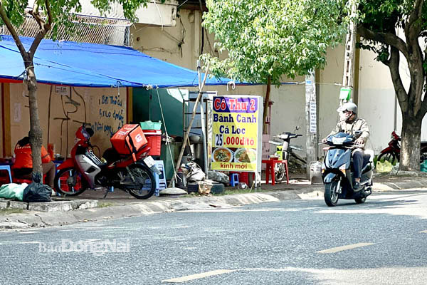 Tiềm ẩn nguy hiểm khi lấn chiếm vỉa hè để kinh doanh