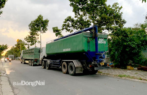 Đường đi "biến" thành bãi đậu xe