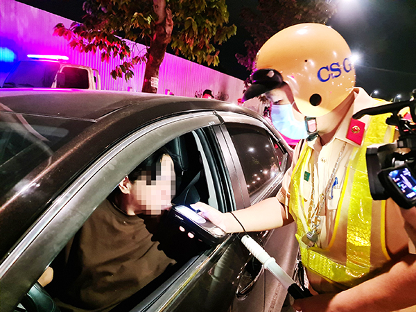 Lực lượng cảnh sát giao thông Công an TP.Biên Hòa kiểm tra nồng độ cồn một tài xế trên đường Võ Thị Sáu (TP.Biên Hòa)