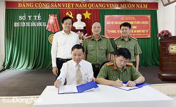 Lãnh đạo Bệnh viện Nhi đồng Đồng Nai ký kết với đại diện Công an tỉnh. (ảnh: T.Thuận)