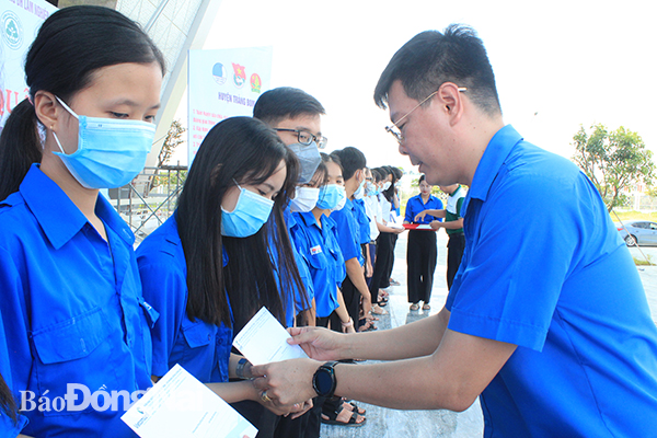 Anh Võ Văn Trung, Phó bí thư thường trực Tỉnh đoàn trao học bổng cho học sinh có hoàn cảnh khó khăn