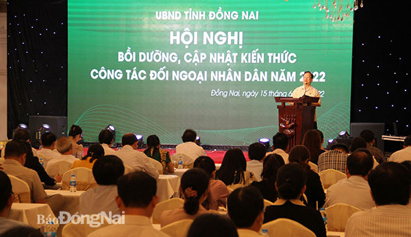 Ông Vũ Xuân Hồng trình bày về chuyên đề công tác đối ngoại nhân dân trong tình hình mới tại hội nghị. Ảnh: Sông Thao