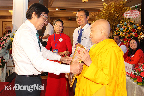 Phó chủ tịch UBND tỉnh Nguyễn Sơn Hùng trao bằng khen của UBND tỉnh cho các tập thể, cá nhân
