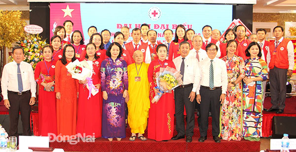 Lãnh đạo Trung ương Hội Chữ thập đỏ Việt Nam và tỉnh chụp ảnh với Ban Chấp hành Hội Chữ thập đỏ tỉnh nhiệm kỳ 2022-2027. Ảnh: Sông Thao