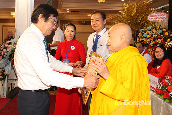 Phó chủ tịch UBND tỉnh Nguyễn Sơn Hùng trao bằng khen của UBND tỉnh cho các tập thể, cá nhân. Ảnh: Sông Thao