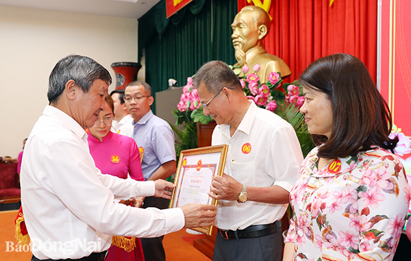 Đồng chí Hồ Thanh Sơn, Phó bí thư thường trực Tỉnh ủy trao bằng khen của UBND tỉnh cho các tập thể (Ảnh: Huy Anh)