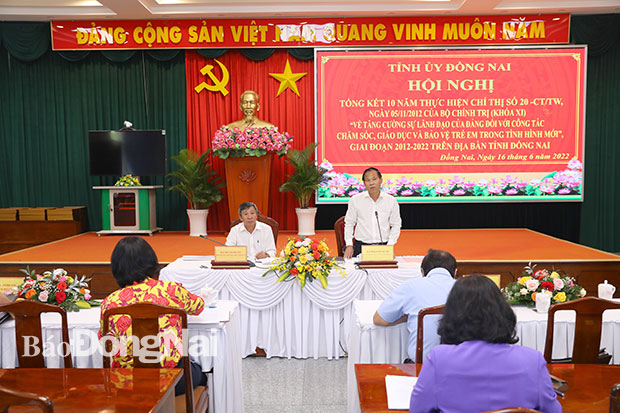 Các đồng chí: Hồ Thanh Sơn, Phó bí thư thường trực Tỉnh ủy; Phạm Xuân Hà, Trưởng ban Tuyên giáo Tỉnh ủy chủ trì hội nghị