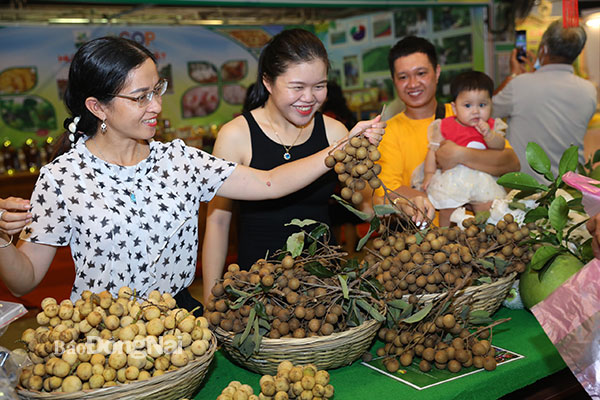 Khách tham quan các gian hàng tại Tuần lễ tôn vinh trái cây và Chợ phiên nông nghiệp đô thị Tây Nam năm 2022. Ảnh: Huy Anh
