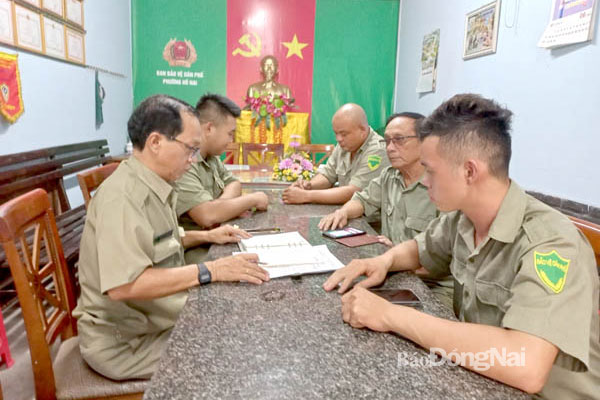 Đội dân phòng P.Hố Nai (TP.Biên Hòa) họp giao ban định kỳ phân công công việc, trong đó có nhiệm vụ phòng cháy, chữa cháy trên địa bàn. Ảnh: Trần Danh