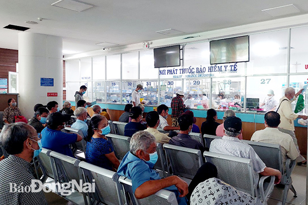 Bệnh nhân chờ lãnh thuốc BHYT tại Bệnh viện Đa khoa Thống Nhất.