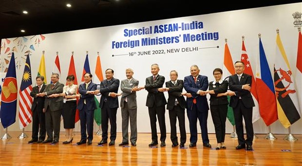 Các ngoại trưởng ASEAN và Ấn Độ chụp ảnh chung tại Hội nghị Đặc biệt Bộ trưởng Ngoại giao ASEAN-Ấn Độ, tại New Delhi ngày 16-6-2022. (Ảnh: Huy Lê/TTXVN)