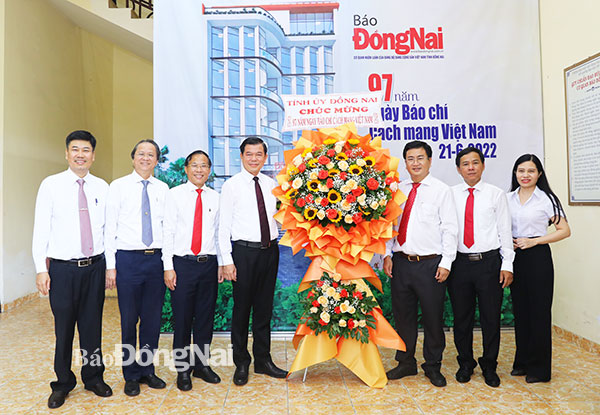 Đồng chí Nguyễn Hồng Lĩnh, Ủy viên Trung ương Đảng, Bí thư Tỉnh ủy tặng hoa chúc mừng Báo Đồng Nai. Ảnh: Huy Anh