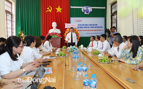 Đồng chí Nguyễn Hồng Lĩnh, Ủy viên Trung ương Đảng, Bí thư Tỉnh ủy phát biểu chúc mừng cán bộ, phóng viên, biên tập viên, nhân viên Báo Đồng Nai