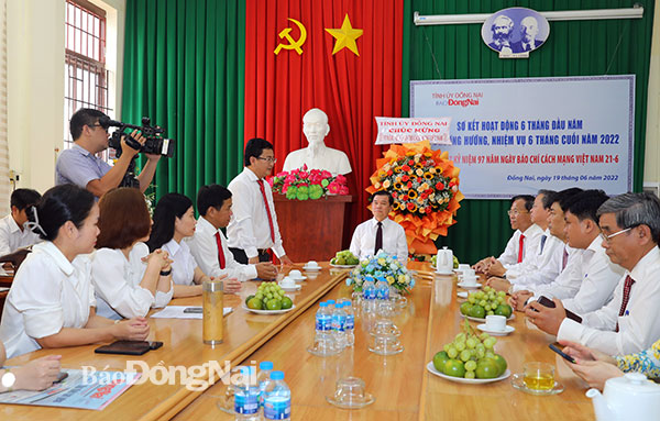 Tổng biên tập Báo Đồng Nai Đào Văn Tuấn báo cáo hoạt động của Báo Đồng Nai. Ảnh: Huy Anh