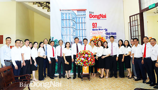 Đồng chí Nguyễn Hồng Lĩnh, Ủy viên Trung ương Đảng, Bí thư Tỉnh ủy cùng các đồng chí lãnh đạo chụp ảnh lưu niệm cùng tập thể cán bộ, phóng viên, biên tập viên, nhân viên Báo Đồng Nai. Ảnh: Huy Anh