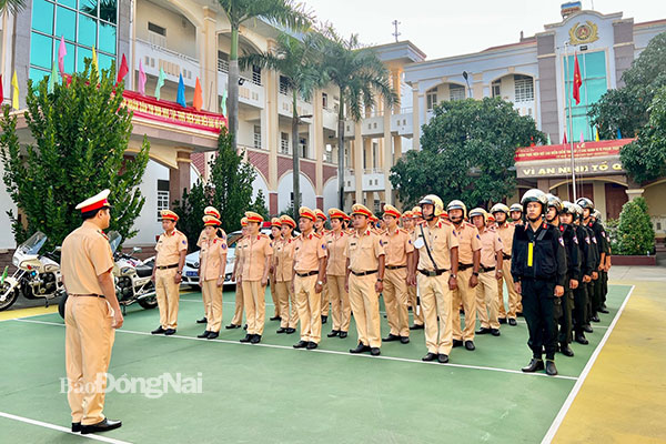 Phòng Cảnh sát Giao thông Công an tỉnh tổ chức Lễ ra quân thực hiện cao điểm kiểm tra, xử lý các hành vi vi phạm trật tự, an toàn giao thông. Ảnh: Đăng Tùng