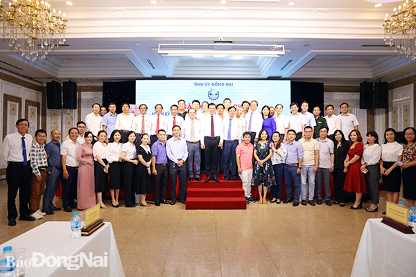 Lãnh đạo tỉnh chụp ảnh lưu niệm với các cơ quan báo chí trong tỉnh