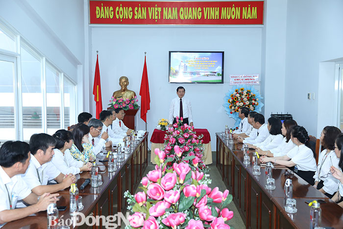 Đồng chí Nguyễn Hồng Lĩnh, Ủy viên Trung ương Đảng, Bí thư Tỉnh ủy phát biểu chúc mừng tập thể cán bộ, phóng viên, biên tập viên, nhân viên Đài PTTH Đồng Nai.