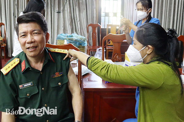 Đại tá Nguyễn Văn Dũng chích vaccine phòng Covid-19 mũi 4