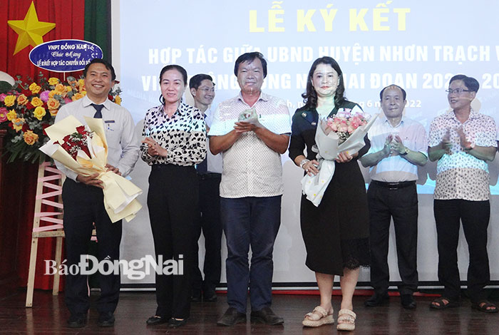 Chủ tịch HĐND H.Nhơn Trạch Dương Thị Mỹ Châu và TS Huỳnh Văn Ngữ, - chuyên gia tư vấn CNTT tặng hoa chúc mừng lễ ký kết thành công tốt đẹp