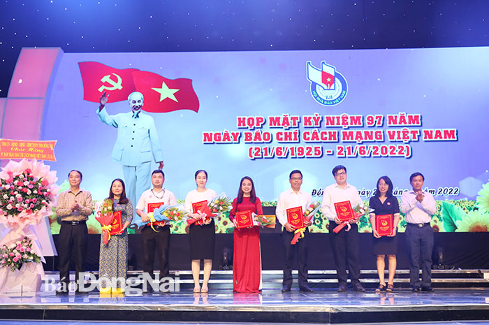 Các tác giả, nhóm tác giả nhận giải khuyến khích Giải thưởng Ngòi Viết vàng tỉnh Đồng Nai lần thứ 32. Ảnh: Huy Anh