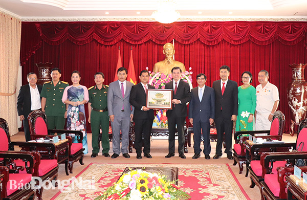 Lãnh đạo tỉnh chụp hình lưu niệm cùng đoàn Tổng lãnh sự Vương quốc Campuchia tại TP.HCM trong buổi gặp mặt sáng 23-6.