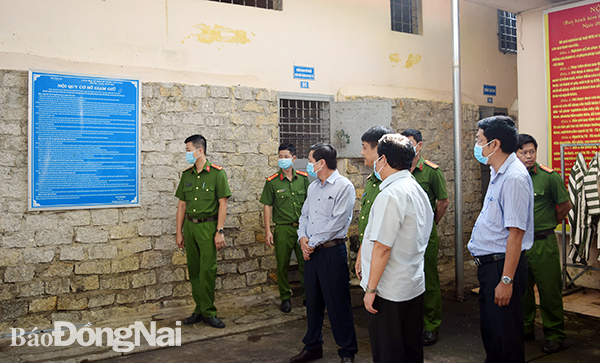 Đoàn giám sát của Tổ đại biểu HĐND tỉnh đơn vị H.Xuân Lộc khảo sát tại nhà tạm giữ của Công an H.Xuân Lộc