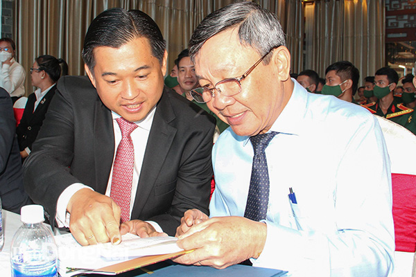 Phó bí thư Thường trực Tỉnh ủy Hồ Thanh Sơn và Tổng Lãnh sự Vương quốc Campuchia tại TP.HCM Sok Dareth xem sách giới thiệu về ẩm thực, phong cảnh Campuchia.