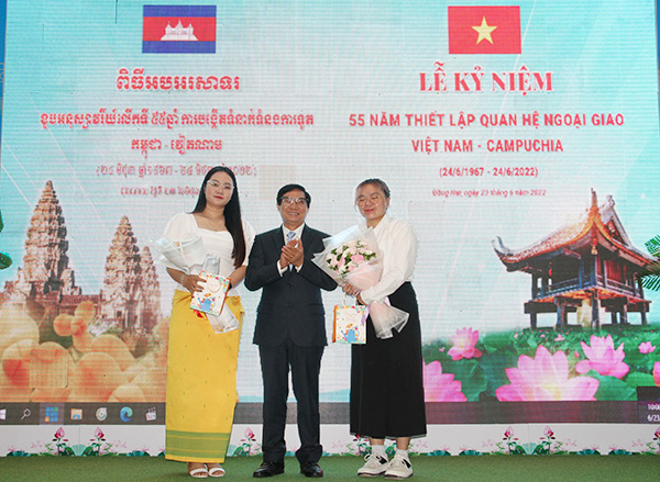 Phó chủ tịch UBND tỉnh Nguyễn Sơn Hùng tặng quà cho sinh viên Campuchia đang theo học tại Đồng Nai.