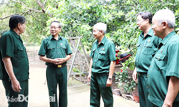 Ông Nguyễn Trọng Đàm (thứ hai từ trái qua) trao đổi với đại diện Hội Cựu chiến binh tỉnh và H.Thống Nhất về giải pháp xây dựng nguồn quỹ hội