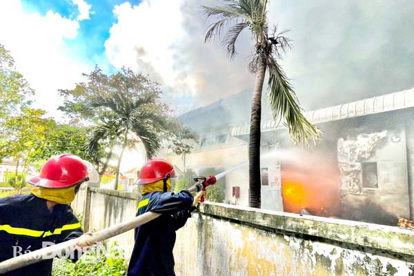 Lực lượng cảnh sát phòng cháy, chữa cháy dập tắt vụ cháy lớn tại Công ty TNHH Liên doanh hóa chất Arirang (Khu công nghiệp Long Bình, TP.Biên Hòa) vào trưa 28-6-2021.