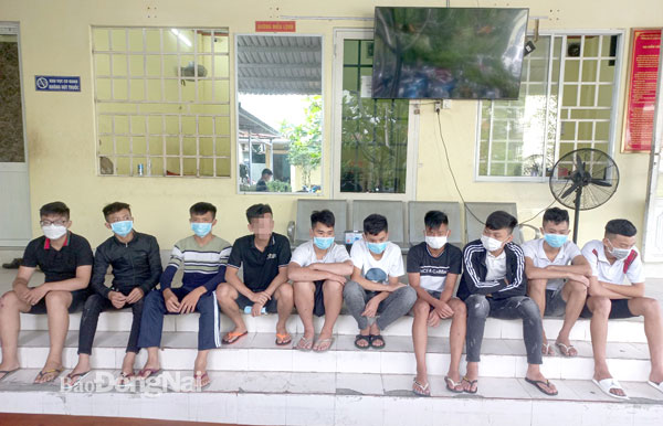 Nhóm đối tượng ở lứa tuổi vị thành niên tham gia hỗn chiến bằng “bom xăng” trên đường Phạm Văn Thuận (P.Tân Mai, TP.Biên Hòa) vào tối 15-5, bị Công an TP.Biên Hòa tạm giữ. Ảnh: Trần Danh