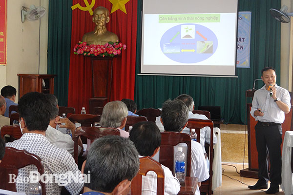 Báo cáo viên triển khai các nội dung tập huấn cho nông dân huyện Nhơn Trạch
